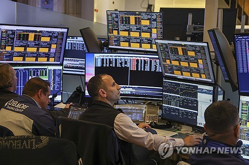 9일(현지시간) 미국 뉴욕증권거래소(NYSE) 내부에서 트레이더들이 거래를 진행하고 있다. 연합뉴스