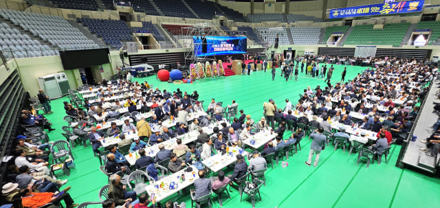 안동고등학교가 개교 75주년을 맞아 지난 10일 동문과 재학생, 교직원, 지역사회가 함께하는 축제를 열고 새로운 100년을 향한 도약을 다짐했다. 엄재진 기자