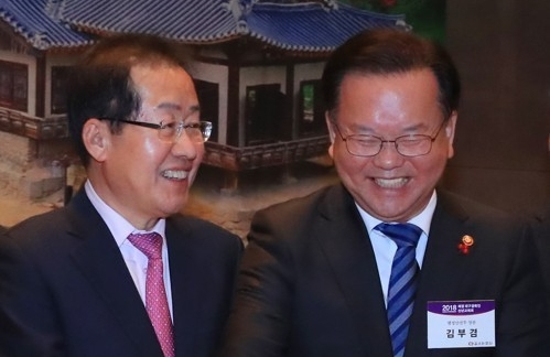 홍준표 전 대구시장과 김부겸 전 국무총리. 연합뉴스