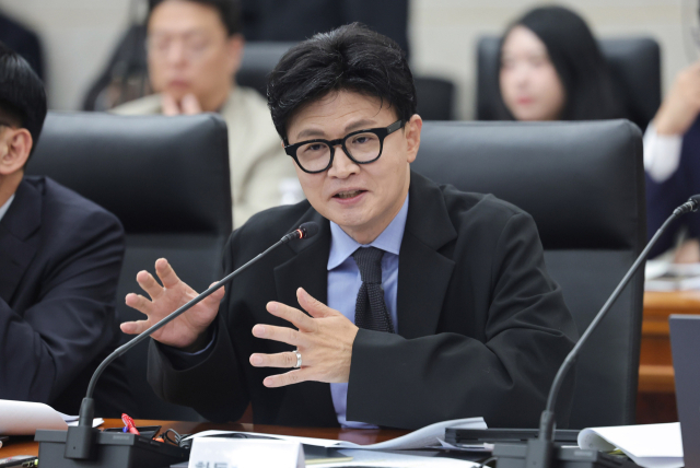 무소속 한동훈 의원이 7일 서울 종로구 남북회담본부에서 열린 외교통일위원회 국정감사에서 정동영 통일부 장관에게 질의하고 있다. 연합뉴스