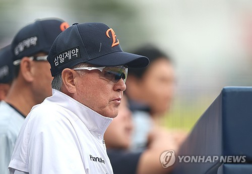 2026년 6월 17일 경남 창원NC파크에서 열린 한화 이글스와 NC 다이노스의 경기에서 김경문 한화 이글스 감독이 경기를 지켜보고 있다. 연합뉴스