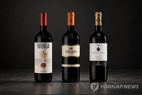 이탈리아 토스카나 마르케시 안티노리 와이너리의 수출용 창고에서 절도단이 훔쳐 간 2023년산 솔라이아, 티냐넬로, 구아도 알 타소 와인이 진열돼 있다. 연합뉴스
