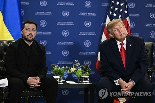 지난 9월 유엔 총회를 계기로 열린 미국·우크라이나 정상 양자회담에서 도널드 트럼프 미국 대통령과 볼로디미르 젤렌스키 우크라이나 대통령이 마주 앉아 있다. 연합뉴스