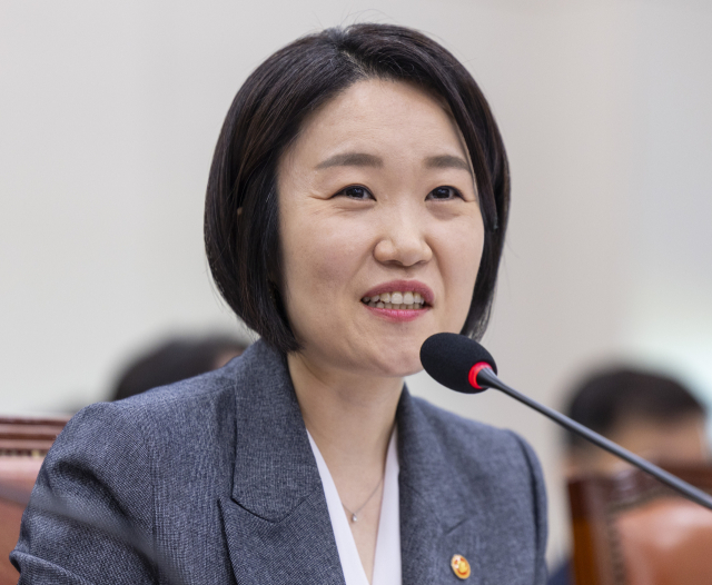 이소영 중소벤처기업부 장관이 7일 국회에서 열린 산업통상자원중소벤처기업위원회 국정감사에 출석해 의원 질의에 답하고 있다. 연합뉴스