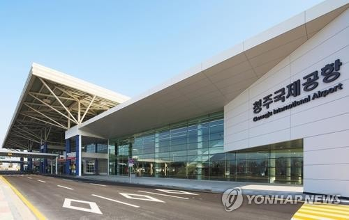 충북 청주국제공항 전경. 10일 오후 이 공항에서 이륙 대기 중이던 제주항공 여객기 기내 보조배터리에서 불이 나 승객 168명이 대피하는 소동이 벌어졌다. 연합뉴스