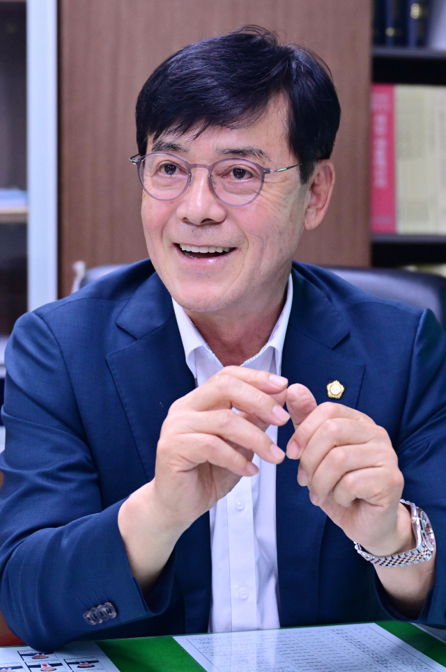 김석조 김천시의회 의회운영위원장이 매일신문과 인터뷰를 하고 있다. 성일권 기자 sungig@imaeil.com