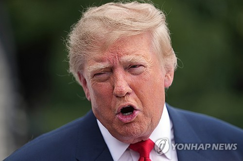 도널드 트럼프 미국 대통령이 10일(현지시간) 백악관 사우스론에서 기자들에게 발언하고 있다. 연합뉴스