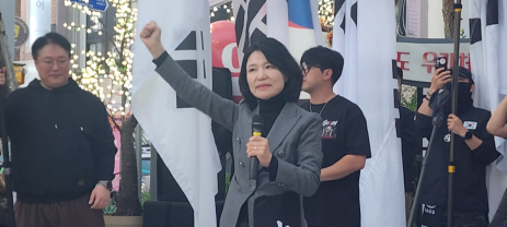 李 부모 묘소 찾아간 이진숙 