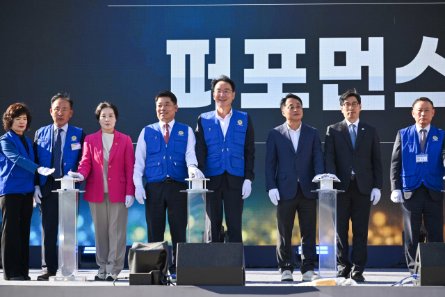 바르게살기운동영주시협의회가 마련한 제25회 국민화합전진대회에 참석한 기관단체장들이 퍼포먼스를 진행하고 있다. 영주시 제공