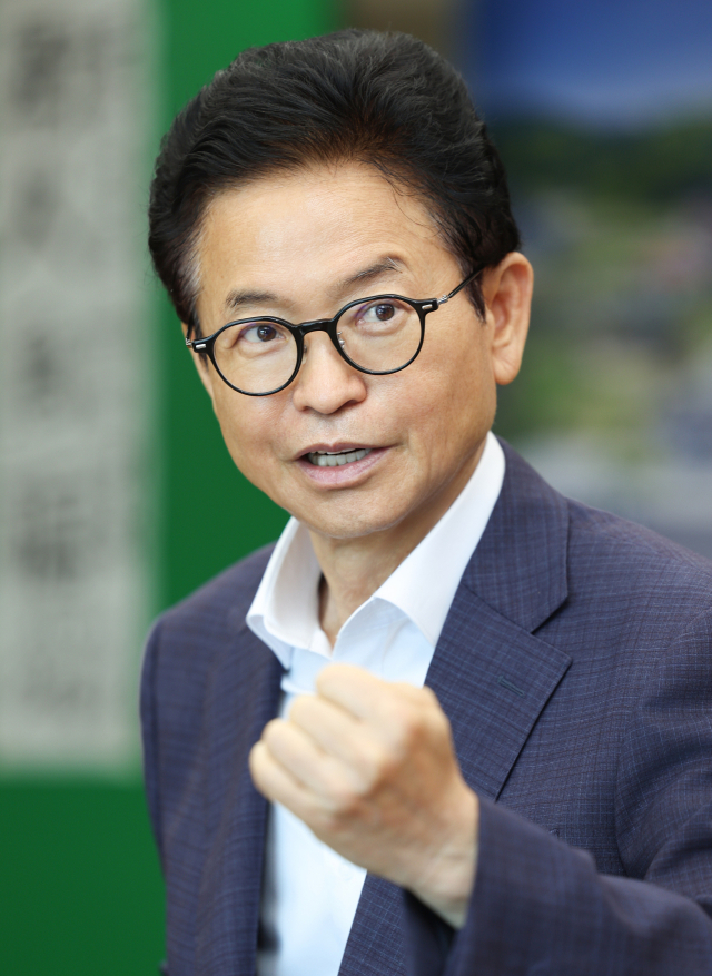 이철우 경북도지사가 대구경북신공항의 조속한 착공을 위해 경북도의 공동사업시행자 참여를 촉구하고 주민 피해 해소 및 항공물류·첨단산업 거점 육성 구상을 밝혔다. 경북도 제공