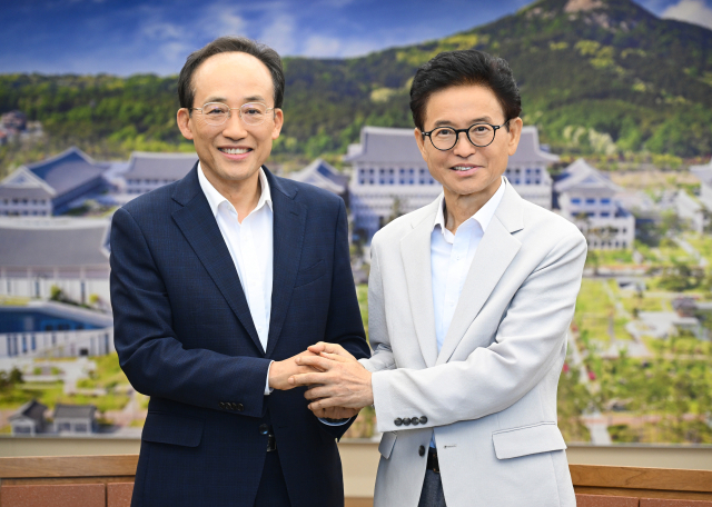 지난 7월 29일 이철우 경북도지사와 대구시장이 공식 회동을 갖고 대구경북신공항 건설과 대구경북 행정통합 등 지역 주요 현안을 논의하고 있다. 경북도 제공