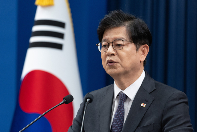 성기홍 홍보소통수석이 1일 청와대 기자회견장에서 인사 관련 브리핑을 하고 있다. 연합뉴스