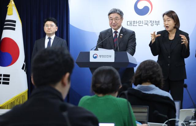 윤호중 행정안전부 장관이 7일 서울 종로구 정부서울청사에서 인구감소지역 재지정 관련 브리핑을 하고 있다. 연합뉴스