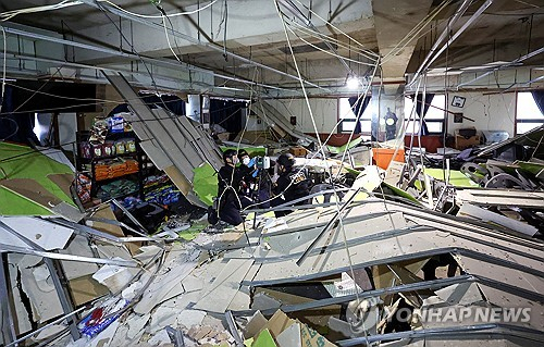 11일 오전 대구 북구 관음동의 한 4층짜리 상가건물 2층에서 국립과학수사연구원과 경찰 감식반 관계자들이 전날 발생한 천장 마감재 붕괴 사고의 원인을 규명하기 위한 합동 현장 감식을 진행하고 있다. 연합뉴스