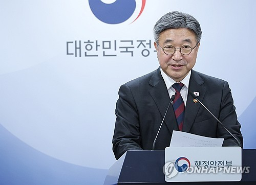 윤호중 행정안전부 장관이 11일 임은정 광주지방중수청장에 대한 감찰 착수를 중수청에 지시하겠다고 SNS에 밝히고 있다. 연합뉴스