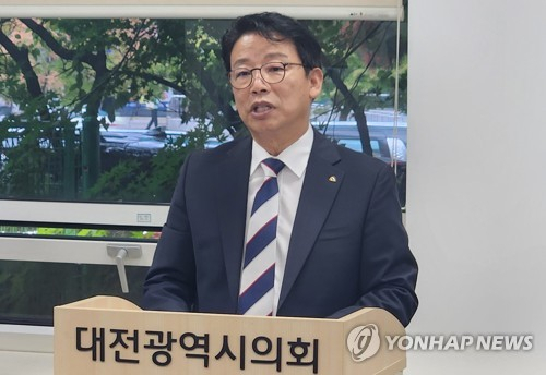 김찬술 대덕구청장이 대덕구의회 정상화를 촉구하는 호소문을 발표하고 있다. 연합뉴스