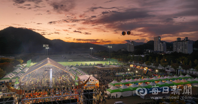 해질 무렵 합천군민체육공원 축제장 전경. 한우 숯불구이터와 각종 부스 일대가 방문객들로 붐비고 있다. 합천군 제공