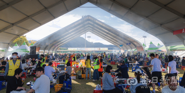 합천황토한우축제 한우 숯불구이터에서 방문객들이 고기를 구워 먹으며 가을 한때를 즐기고 있다. 합천군 제공