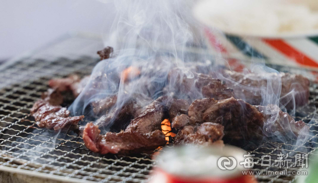 숯불 위에서 한우가 노릇하게 익어가고 있다. 합천군 제공
