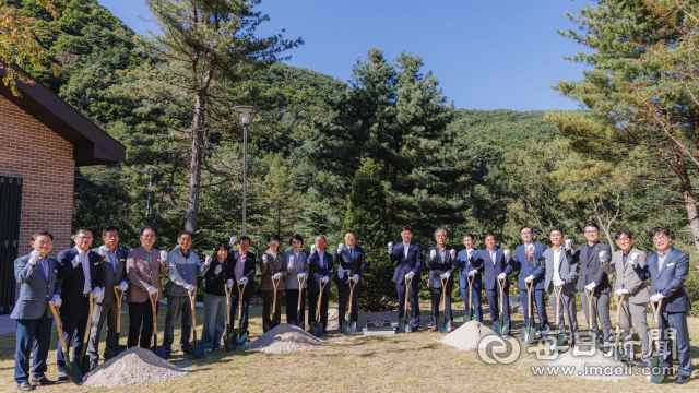 6일 열린 황매산 잣나무숲 야영장 개장식에서 김윤철 군수를 비롯한 참석자들이 기념식수에 앞서 파이팅을 하고 있다. 합천군 제공