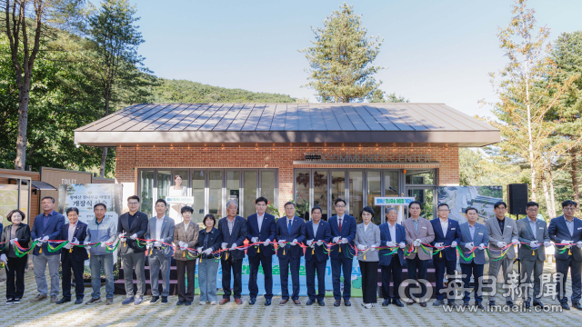 6일 황매산 잣나무숲 야영장 개장식에서 김윤철 군수를 비롯한 참석자들이 커뮤니티센터 앞에서 테이프 커팅을 하고 있다. 합천군 제공