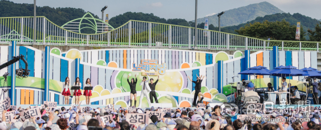 10일 열린 KBS 전국노래자랑 합천군편 무대에서 초대가수가 공연을 펼치고 있다. 합천군 제공