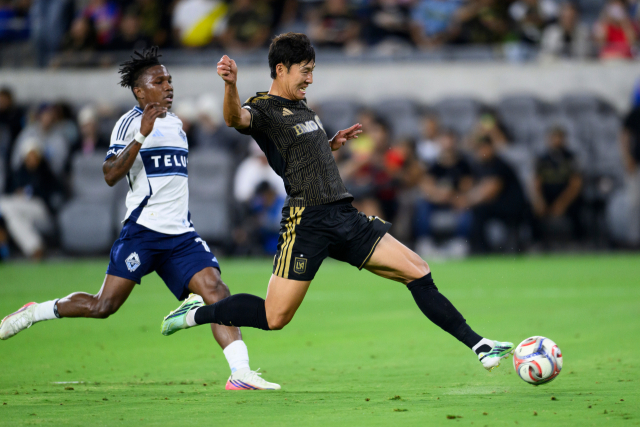 LAFC의 손흥민이 11일 미국 LA에서 열린 MLS 밴쿠버 화이트캡스와의 홈 경기 도중 슛을 시도하고 있다. AP 연합뉴스