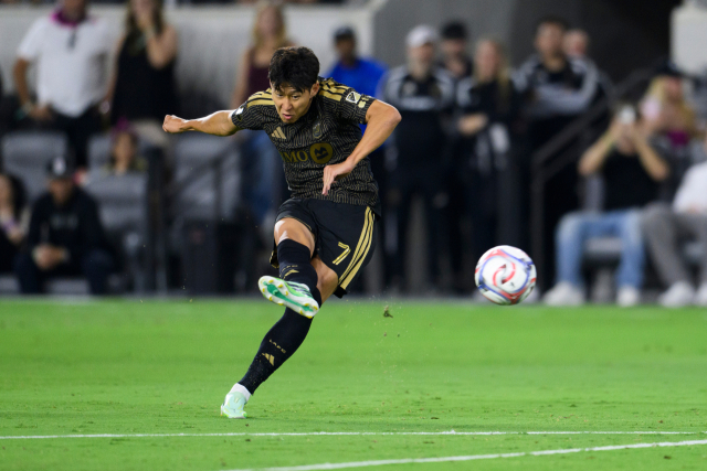 LAFC의 손흥민이 11일 미국 LA에서 열린 MLS 밴쿠버 화이트캡스와의 홈 경기 도중 슛을 시도하고 있다. AP 연합뉴스