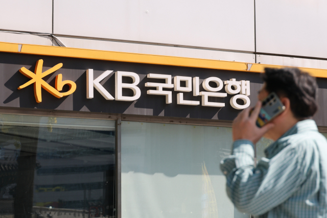 최근 금융권 해킹 사고를 계기로 은행들이 보안 투자와 전문 인력 확대에 사활을 거는 분위기다. 특히 KB국민은행은 내년 정보보호 예산을 1천억원 이상으로 확대 편성할 계획이다. 우리은행도 보안 시스템 구축을 위한 예산을 올해보다 20% 이상 증액하는 방안을 검토 중이다. 사진은 11일 서울 시내의 한 KB국민은행. 연합뉴스