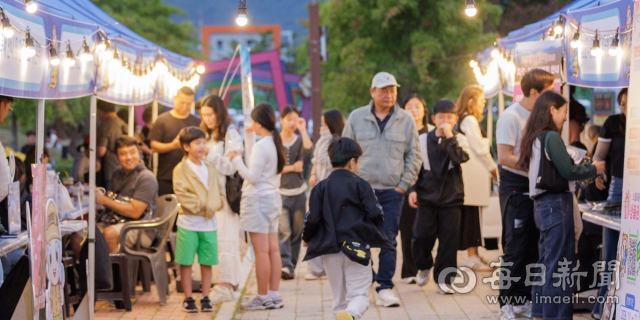 별쿵축제장에 설치된 부스 사이로 가족 단위 방문객들이 오가고 있다. 합천군 제공