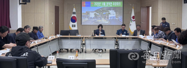 합천군 청덕면은 6일 청덕면사무소 회의실에서 10월 이장회의를 열고↓ 이장들에게 군정 현안을 설명했다. 합천군 제공
