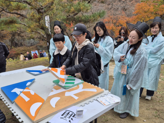 지난해 문경새재 합격의길 명소화 사업날 미션을 수행하고 있는 참가자들. 문경시 제공