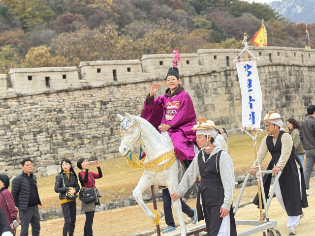 지난해 문경새재 합격의길 명소화 사업 중 장원급제 행렬. 문경시 제공