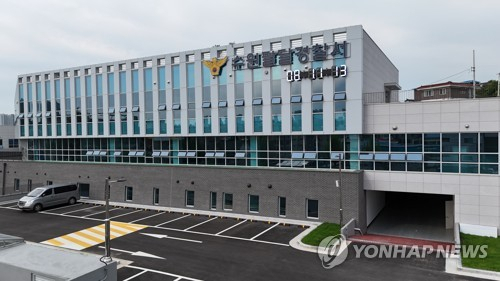 경기 수원팔달경찰서 전경. 경기남부경찰청이 제공한 사진으로, 팔달경찰서가 살인미수 혐의로 70대 남성을 현행범 체포해 조사하고 있다. 연합뉴스