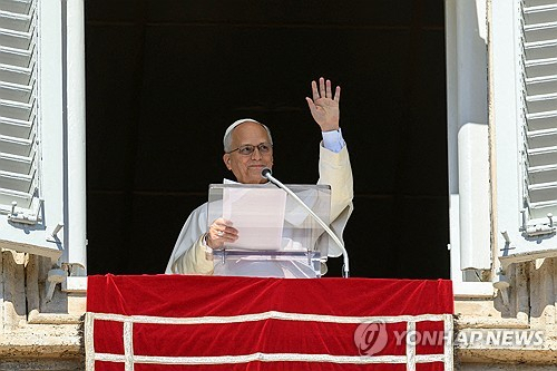 레오 14세 교황이 11일(현지시간) 바티칸 성베드로광장에서 삼종기도를 이끌며 신자들에게 폐 결절 수술 계획을 직접 밝히고 있다. 연합뉴스