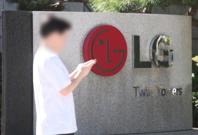 LG전자가 올해 3분기 영업이익 7천818억원을 기록하며 처음으로 1~3분기 합산 4조원을 넘어섰다. 사진은 7일 서울 여의도 LG전자 사옥의 모습. 연합뉴스