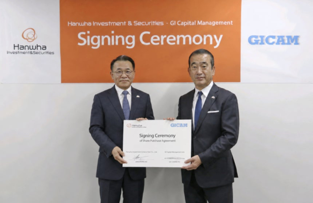 장병호 한화투자증권 대표이사(왼쪽)와 GI캐피털매니지먼트 창 호 제임스 리 CEO가 계약 체결 후 기념촬영을 하고 있다. 한화투자증권