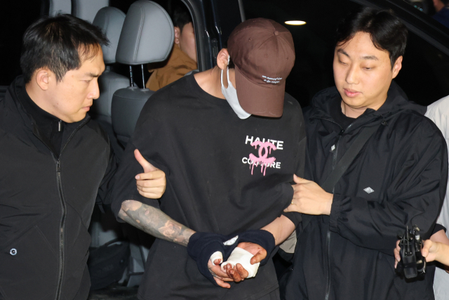 이혼소송 중 장모 살해 및 아내를 납치한 20대 중반 남성 A씨가 11일 서울 송파경찰서로 송치되고 있다. 가정폭력과 이혼소송으로 별거중이던 A씨는 아내의 은신처를 찾아가 장모를 흉기로 살해하고 아내를 납치했다가 7시간 만에 강원도 양양군에서 경찰에 붙잡혔다. 연합뉴스