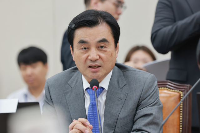 7일 국회 교육위원회 전체회의에서 더불어민주당 안규백 의원이 인사말하고 있다. 연합뉴스