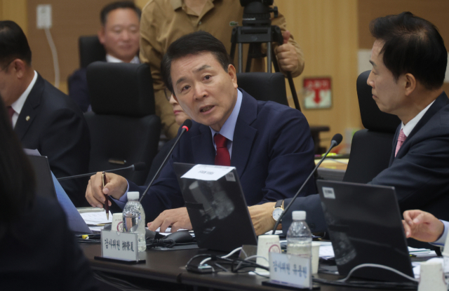 성일종 의원이 12일 대전 병무청에서 열린 국회 국방위원회의 병무청에 대한 국정감사에서 질의하고 있다. 연합뉴스