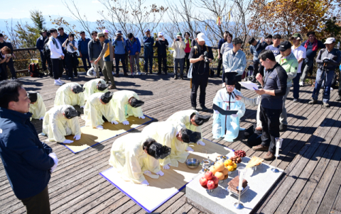 삼도봉 정상에서 다진 우정…김천·영동·무주 '화합 한마당'