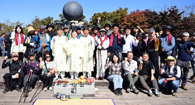 경북 김천시와 충북 영동군, 전북 무주군이 지난 10일 삼도봉 정상 기념탑 앞에서 