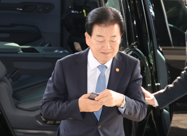정동영 통일부 장관이 12일 서울 종로구 정부서울청사로 출근하고 있다. 연합뉴스