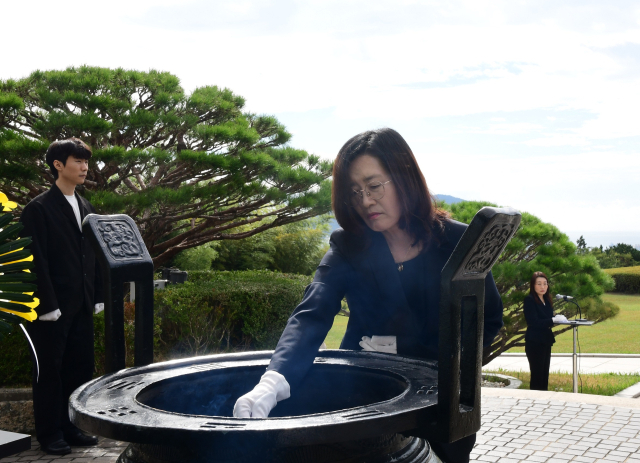 박경미 신임 부산지방보훈청장이 12일 충혼탑을 찾아 참배하고 있다. [사진=부산지방보훈청]