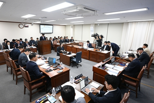 12일 제주도의회 환경도시위원회 행정사무감사에서 의원들이 제2공항 갈등조정협의회 운영 방침 변경 문제를 놓고 집행부를 추궁하고 있다. 연합뉴스
