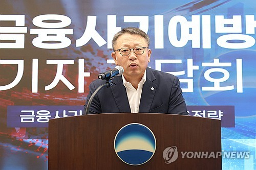 정진완 우리은행장이 12일 서울 중구 우리은행 본점에서 열린 금융사기예방 기자간담회에서 인사말을 하고 있다. 연합뉴스