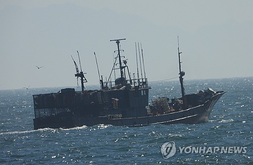 해양경찰이 서해에서 불법 조업 중인 중국 어선을 나포해 예인하고 있다. 연합뉴스