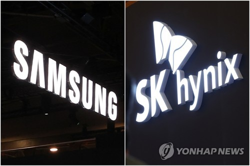 12일 한글날 연휴 이후 첫 거래일 서울 여의도 증권가 전광판에 삼성전자와 SK하이닉스 주가가 4%대 하락세를 나타내고 있다. 연합뉴스
