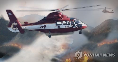 12일 오후 경북 청도군 이서면 문수리 야산에서 산불이 발생해 진화 헬기가 불길을 잡기 위해 진화 작업을 벌이고 있다. 연합뉴스