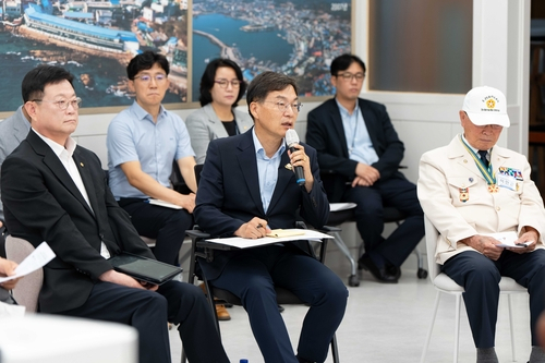 12일 강릉컨벤션센터에서 열린 읍면동 타운홀미팅 결과보고회에서 시민 400여 명이 건의사항 검토 결과를 듣고 있다. 연합뉴스